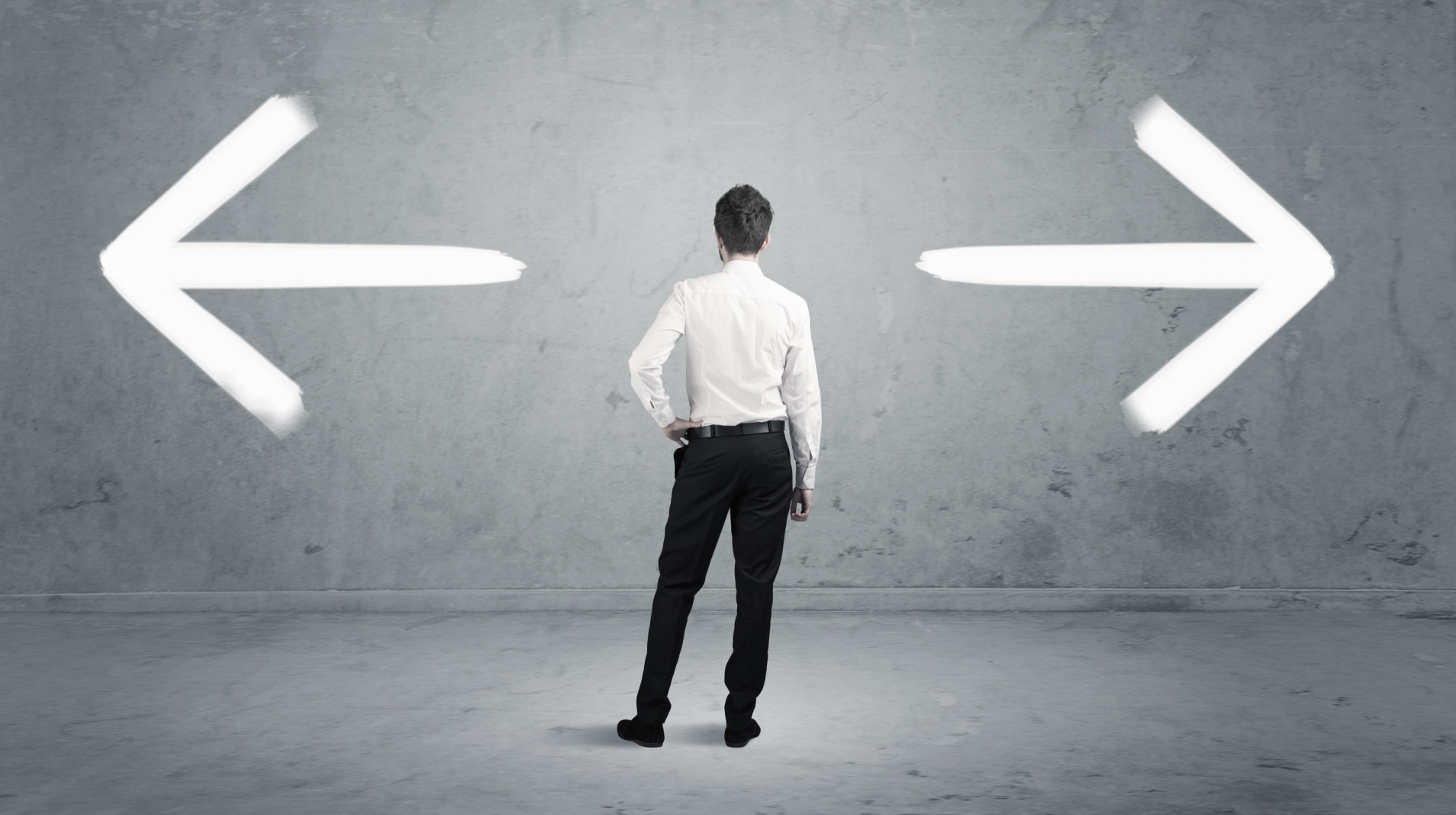 Выбор между людьми. Девушка думает выбор. Человек перед выбором. Сложная ситуация. Человек выбирает.